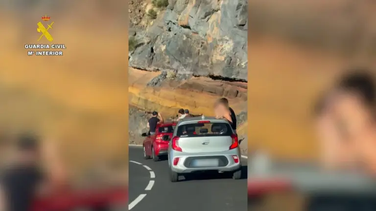Multados por circular sentados en la ventanilla y con el cuerpo fuera del coche por el Teide