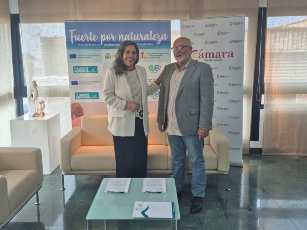 Firma del convenio entre el Cabildo de Fuerteventura y la Cámara de Comercio