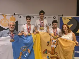 Los jóvenes han asistido con la responsable de la Selección Canaria Junior de Deportes Mentales, Verónica Candelaria Sánchez