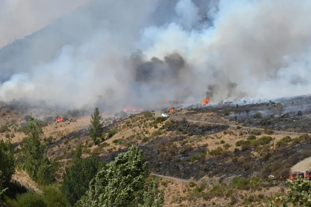 Imagen del incendio que quema Fasgar, León
