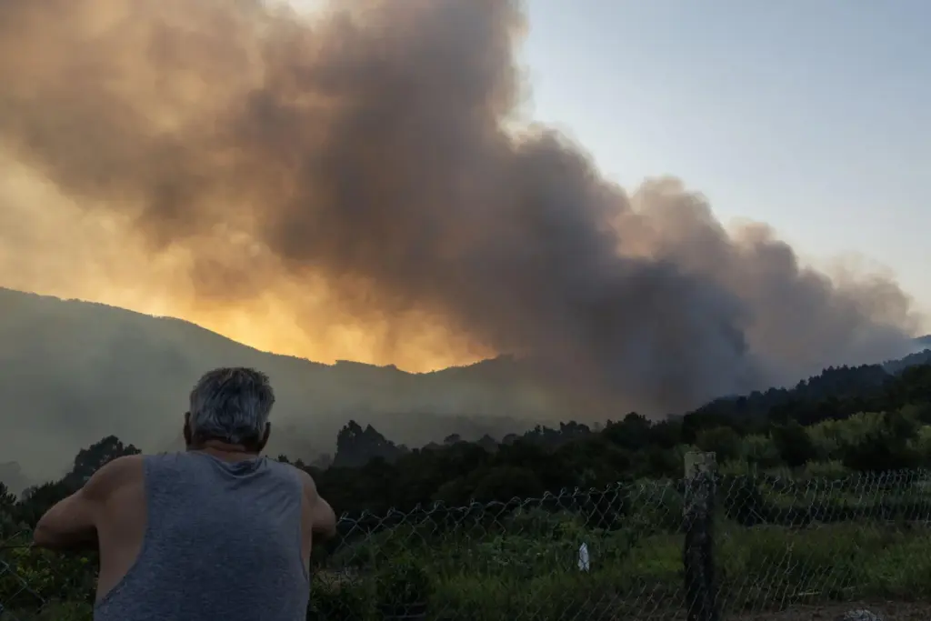 Evolución favorable para la extinción de los incendios en la Península.. Incendio en Vilaboa, parroquia de Santa Cristina de Cobres, que se inició a primera hora de este jueves y se decretó el nivel 2 por la cercanía del fuego al núcleo de Vilar. EFE/ Salvador Sas