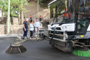 El Ayuntamiento de Las Palmas de Gran Canaria ha retirado unas 190 toneladas de residuos en más de un centenar de barrios en el marco del Plan de Higiene Urbana desde que entrara en funcionamiento en noviembre del año 2023. Según informa el Consistorio capitalino, la alcaldesa, Carolina Darias, ha visitado este jueves las tareas de limpieza que se llevan a cabo en el barrio de Las Chumberas dentro de la IV Fase del Plan, que entre julio y diciembre actuará en 41 barrios de la ciudad. Dicha intervención forma parte de este plan especial que desde noviembre de 2023 se ha desplegado en más de un centenar de barrios con el objetivo de reforzar las labores ordinarias mediante baldeos, desbroces, retirada de enseres y limpieza de imbornales, además de la reparación y sustitución de contenedores en mal estado. Las Palmas de Gran Canaria retira 190 toneladas de residuos dentro del Plan de Higiene Urbana desde su puesta en marcha