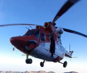 Hasta el lugar acudió el helicóptero del GES, cuyo personal izó a la mujer y la llevó hasta el muelle de Santa Cruz de Tenerife