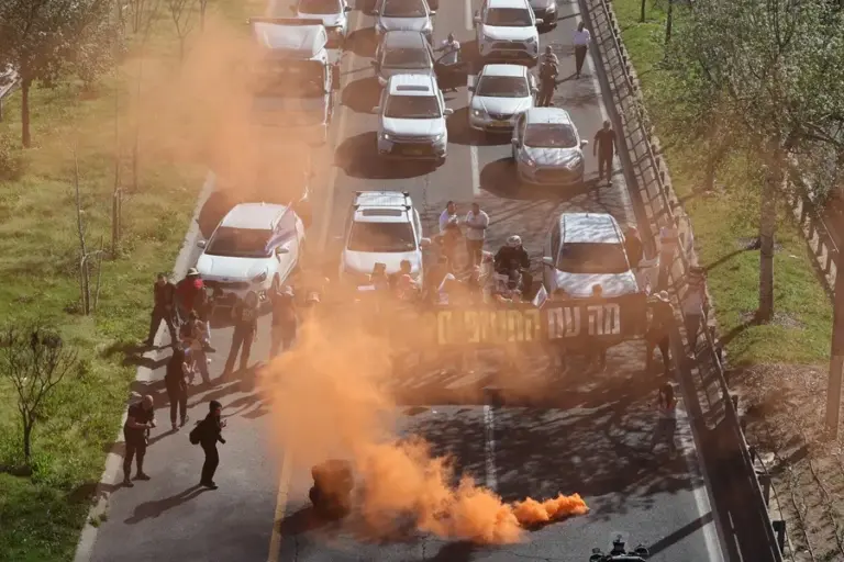 Manifestantes israelíes bloquean las carreteras del país para pedir un acuerdo de alto el fuego en Gaza