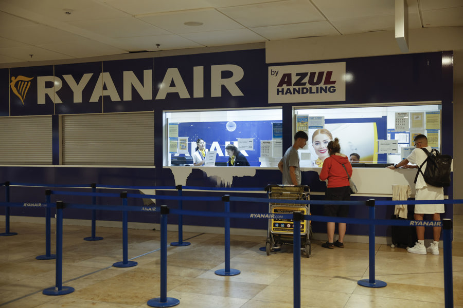Pasajeros en el mostrador de Ryanair en el aeropuerto Adolfo Suárez Madrid Barajas. EFE/ J.P. Gandul