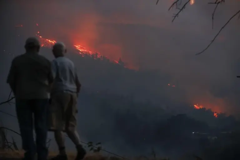 Más de una docena de incendios de gravedad singuen avanzando sin control