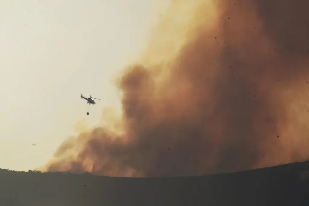 Mejoran los incendios en la península, aunque hay riesgo de nuevos fuegos
