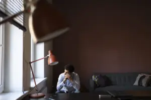 Un joven en una vivienda. Imagen de recurso Freepik