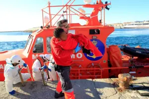 Rescate de un menor en Canarias. EFE/A.Carrasco Ragel