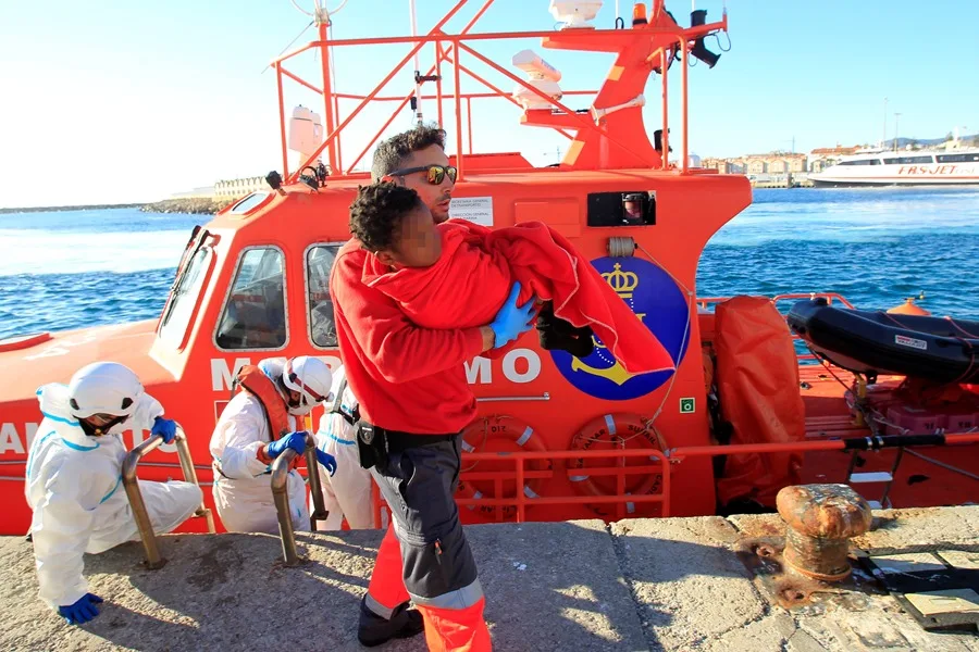 Rescate de un menor en Canarias. EFE/A.Carrasco Ragel