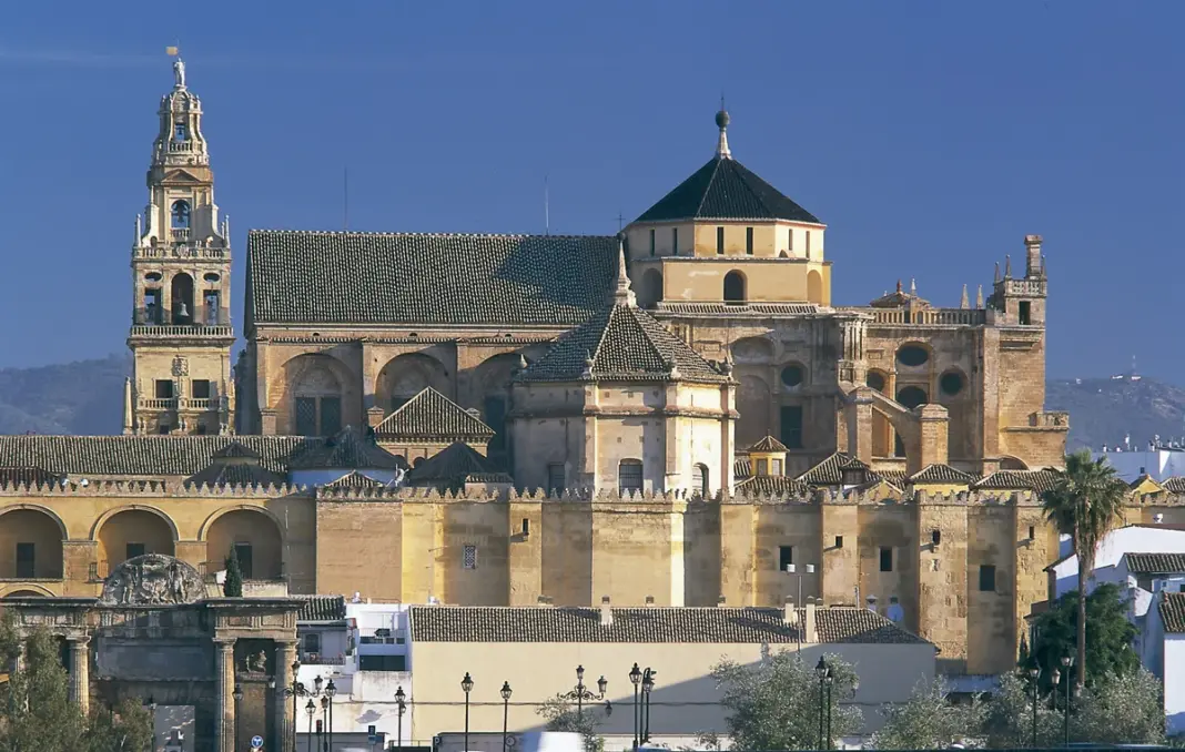 Fuentes del Cabildo Catedralicio de Córdoba han explicado a EFE que la nocturna es la única visita que no se ha retomado después de que el sábado se hicieran con normalidad la visitas