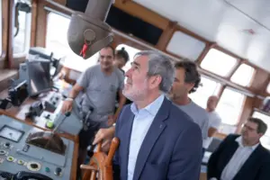 Imágenes de la visita del presidente del Gobierno de Canarias, Fernando Clavijo, al Open Arms. Gobierno de Canarias.