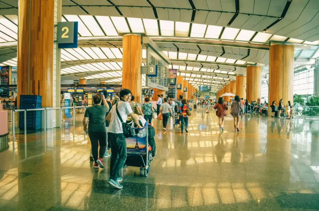 Imagen de archivo de viajeros en un aeropuerto.