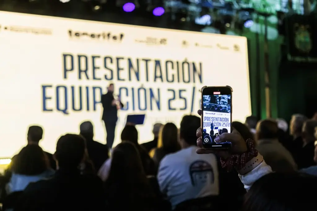 Acto de presentación de la nueva equipación de La Laguna Tenerife