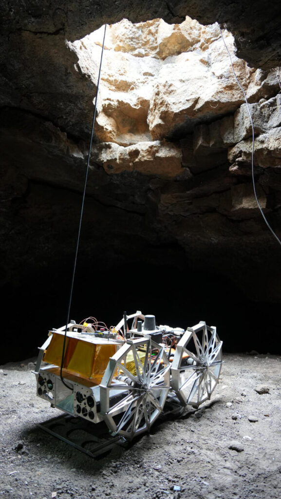 Prueba realizada en Lanzarote de un tubo volcánico como refugio seguro para los seres humanos en otros planetas