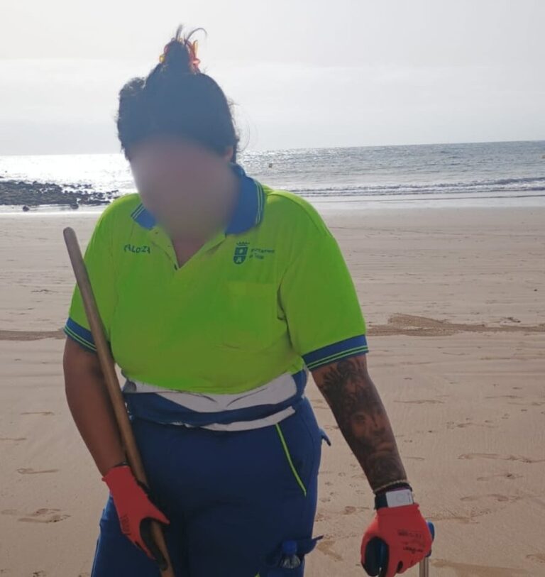 El personal de Telde Limpia estrena pulseras inteligentes para evitar riesgos por el calor