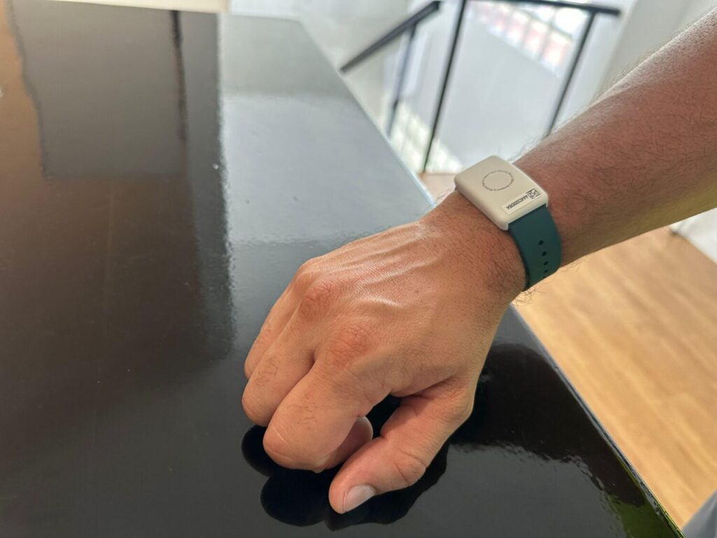 Santa Cruz de Tenerife prueba pulseras inteligentes para detectar situaciones de riesgo ante las altas temperaturas