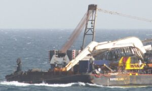 Atraca en el Puerto de los Mármoles el remolcador con los 49 polizones procedentes de Senegal y serán atendidos en Lanzarote por razones humanitarias
