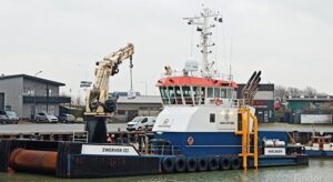El barco Zwerver 3 llegó en torno a las 18.00 horas al Puerto de Los Mármoles y, una vez allí, la Cruz Roja asistió a los 49 polizones