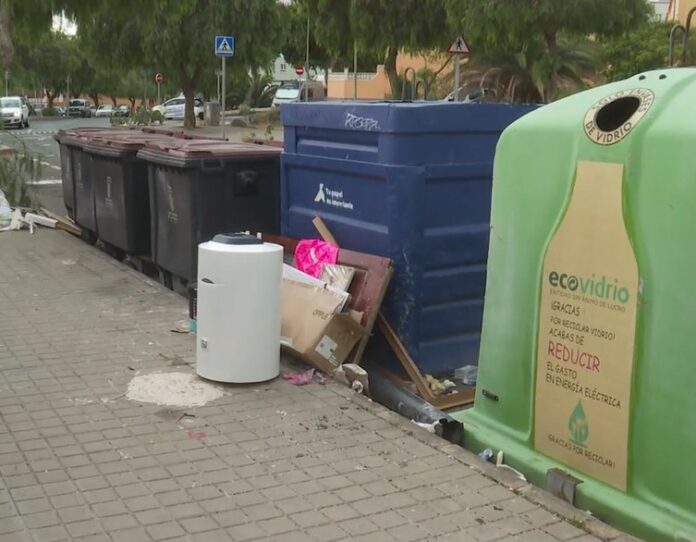 En los meses de verano crecen los vertidos ilegales en los barrios de Las Palmas de Gran Canaria, entre 60 y 70 al día
