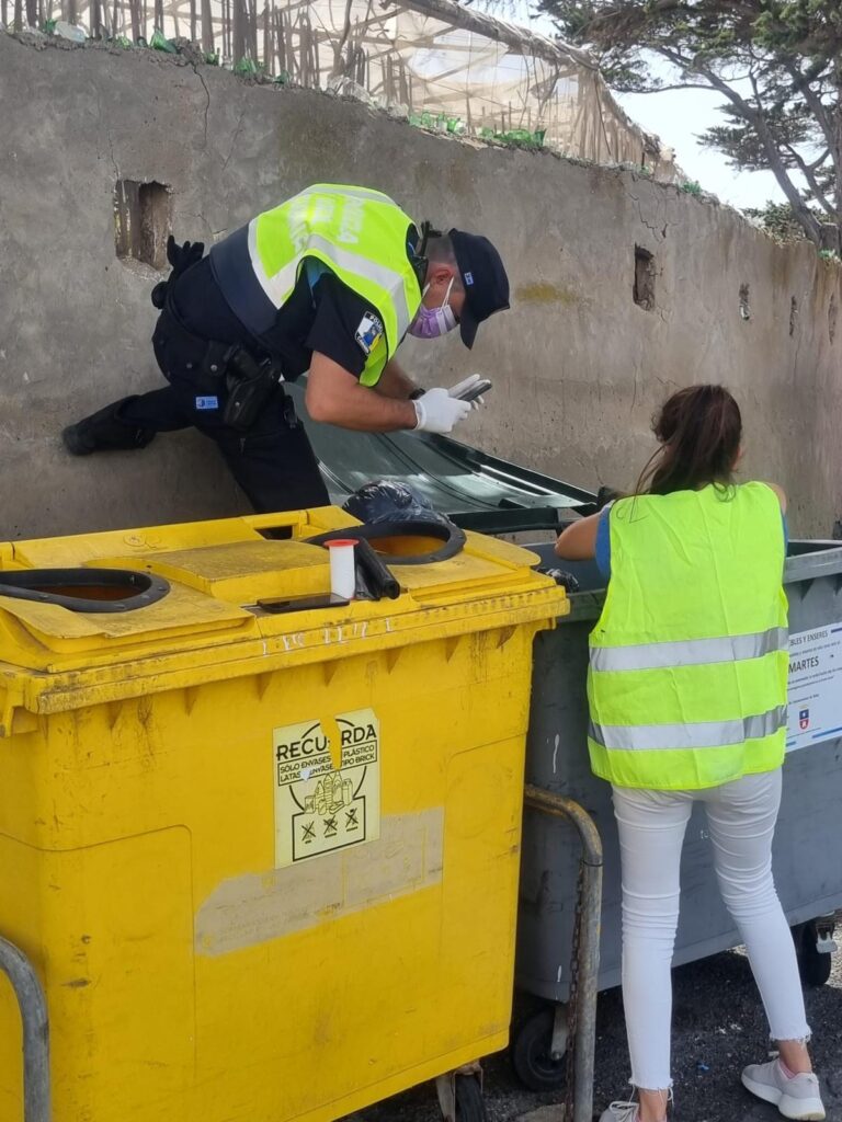 La Policía halla seis perros fallecidos en un contenedor de residuos en Telde