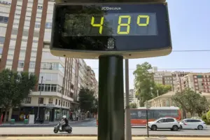 Un termómetro en la calle en Murcia marcó los 48 °C. Imagen EFE