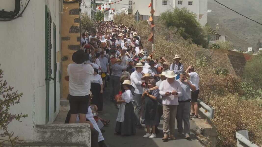 La Traída del Agua es una fiesta que lleva 56 años celebrándose y que como marca la tradición comienza desde muy temprano