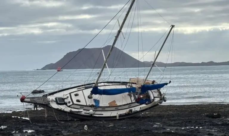 Un velero encalla en la Playa del Medio, en Corralejo