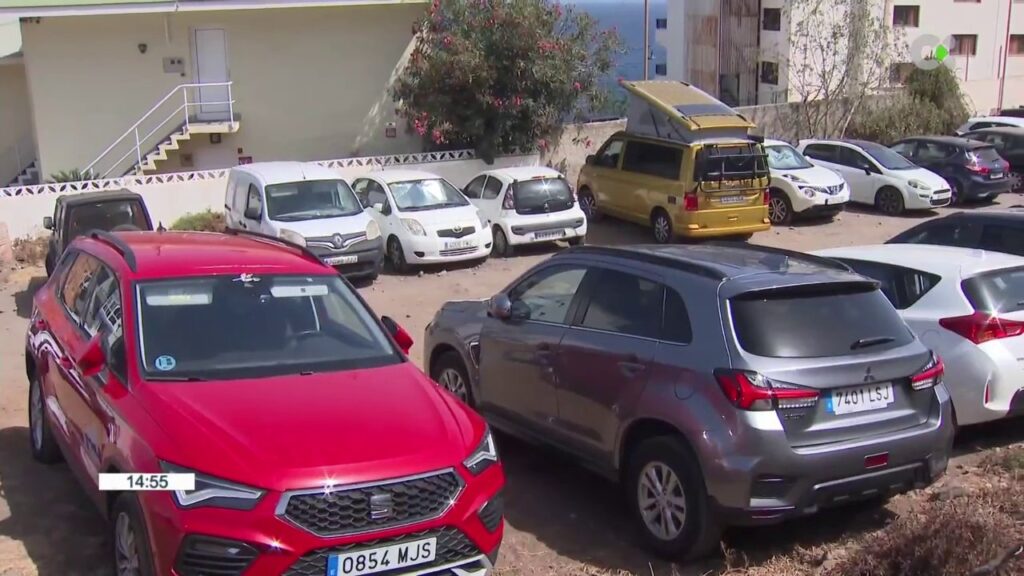 Encontrar aparcamiento en verano en Bajamar, Tenerife, es "misión imposible"