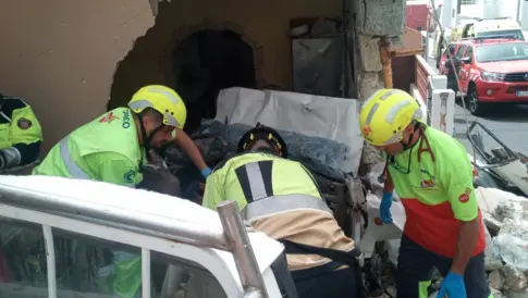 Dos hombres están heridos graves tras chocar su coche con una vivienda en Candelaria, en Tenerife