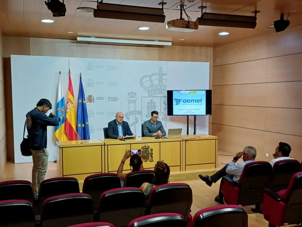 El delegado del Gobierno en Canarias, Anselmo Pestana, y el responsable en las islas de la Agencia Estatal de Meteorología, David Suárez, dan cuenta del balance del verano e informan sobre las previsiones del tiempo para el otoño