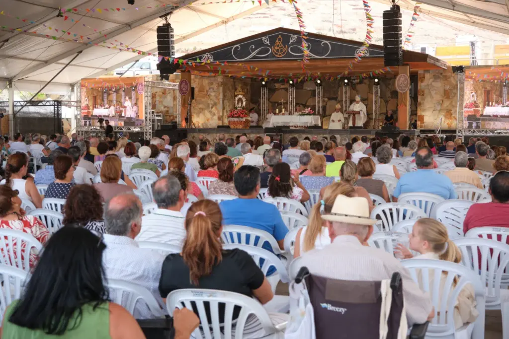 Momento de la misa celebrada este sábado en Vega de Río Palmas