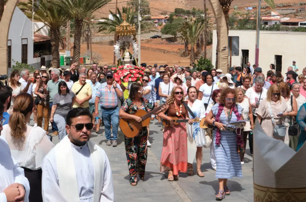 Procesión previa a la misa en honor a la Virgen de la Peña