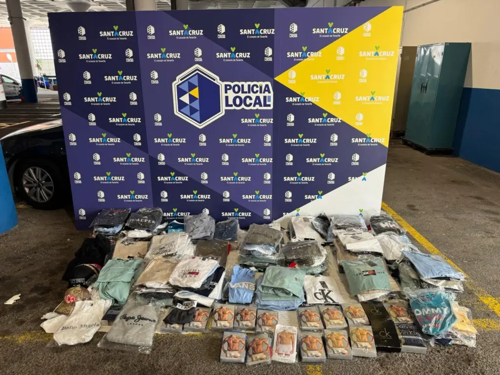 Prendas falsificadas intervenidas en el rastro de los domingos en Santa Cruz de Tenerife