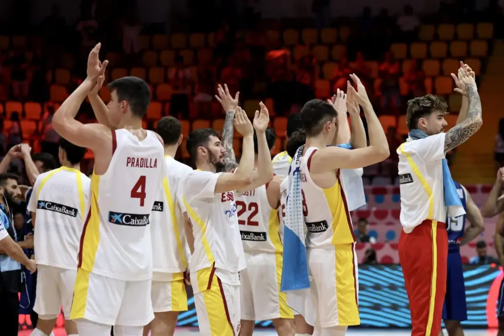 España busca asegurar su pase a octavos de final frente a Italia