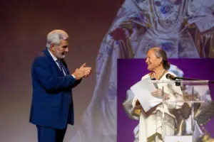 El alcalde de Adeje, José Miguel Rodríguez Fraga, y la escritora Elsa López, durante la gala del pregón | Ayuntamiento de Adeje