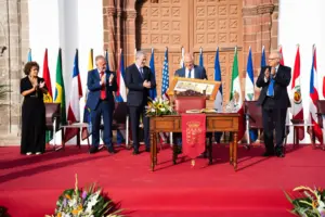 Las autoridades presentes en el acto, durante la firma de Josep Borrell en el libro de honor | Cabildo de La Gomera