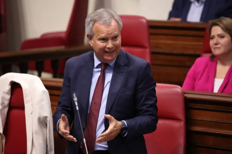 El PSOE pide la dimisión del presidente de la comisión sobre el material sanitario