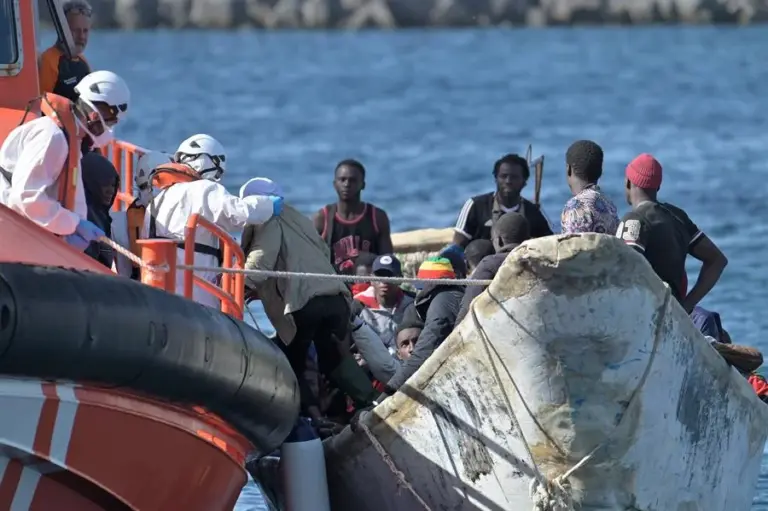 Detienen a 16 personas del cayuco donde fallecieron decenas de personas en el sur de Canarias