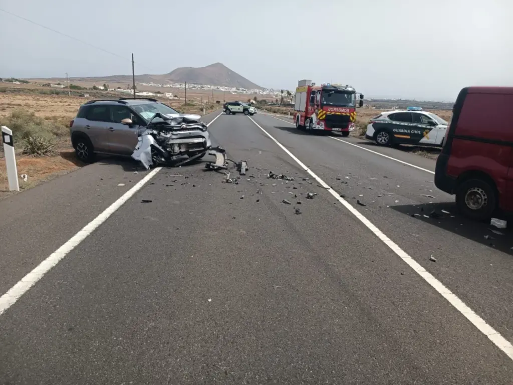 Dos coches colisionan en la carretera de Tahíche.Uno de los coches afectados en la colisión. Imagen cedida: Consorcio de Seguridad y Emergencias de Lanzarote.