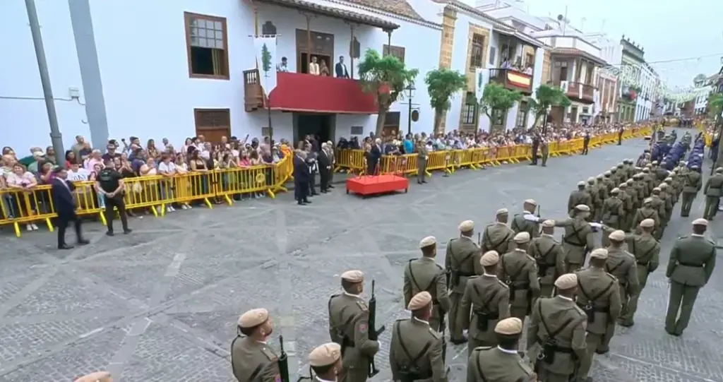 Parada Militar en el Día del Pino en Teror
