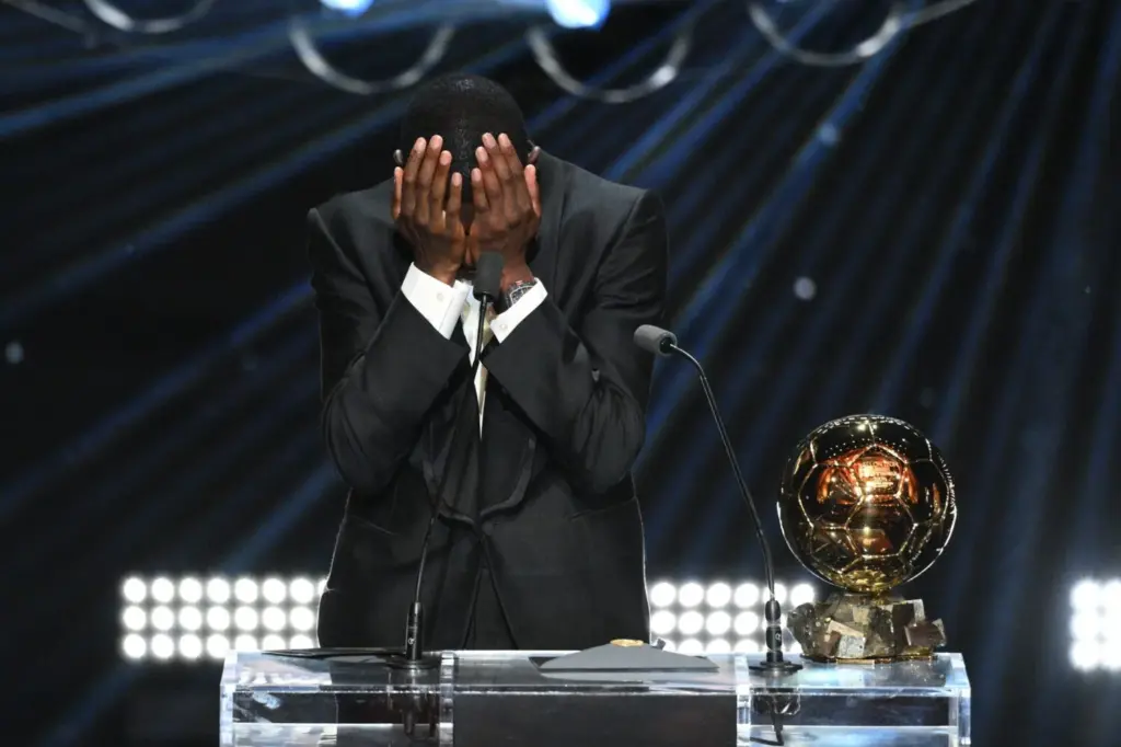 Dembelé muestra su emoción tras recibir el galardón / Ballon D'or