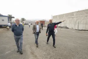 El Cabildo de Gran Canaria invierte 1,45 millones en el Matadero Insular. El gerente muestra parte de las intervenciones al presidente y el consejero de Sector Primario.. Imagen: Cabildo de Gran Canaria.