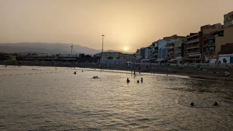 La semana comienza con calor, viento y entrada de calima