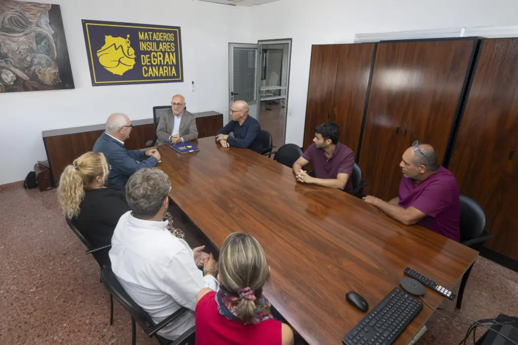 Encuentro con parte de la plantilla y la gerencia. Imagen: Cabildo de Gran Canaria.
