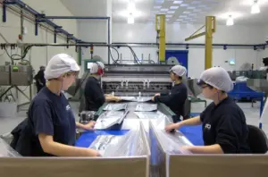 La producción industrial en las islas sube en julio pero menos en el resto del país, donde ha sido un 1,2% menos