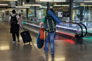 Marlaska considera “puntuales” las colas en el aeropuerto de Tenerife Sur