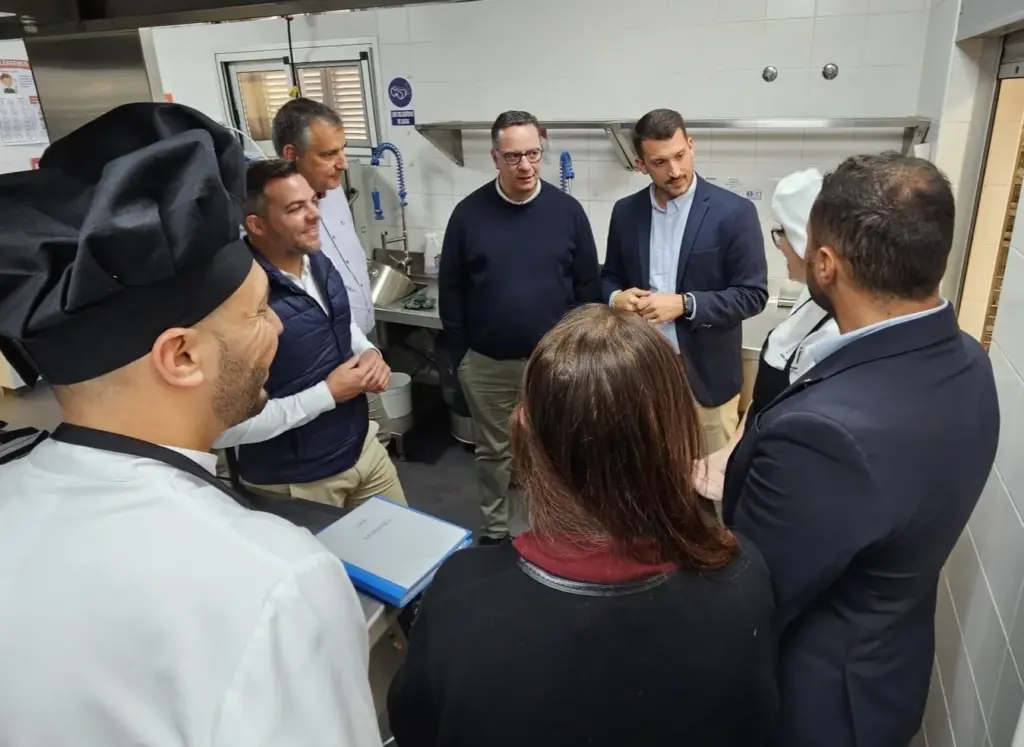 Lanzarote dispondrá de 70 nuevas plazas de comedores escolares en tres centros. Arriba, el consejero de Educación, Formación Profesional, Actividad Física y Deportes del Gobierno de Canarias, Poli Suárez, visita el Centro de Educación Infantil y Primaria La Destila. Europa Press.