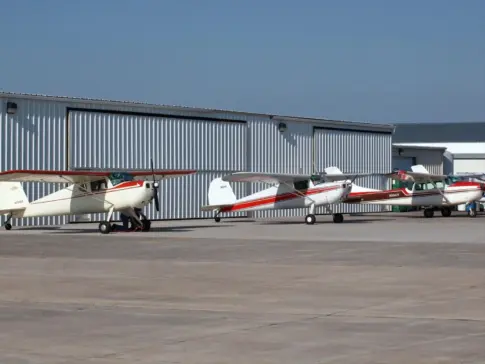 Un muerto y tres heridos al colisionar dos avionetas en un aeropuerto de Colorado