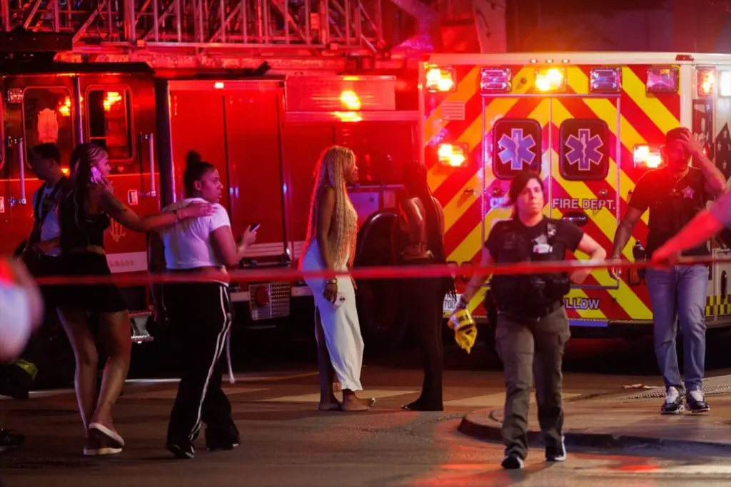 Al menos siete muertos y más de 40 heridos en tiroteos en Chicago, mientras Trump amenaza con su militarización